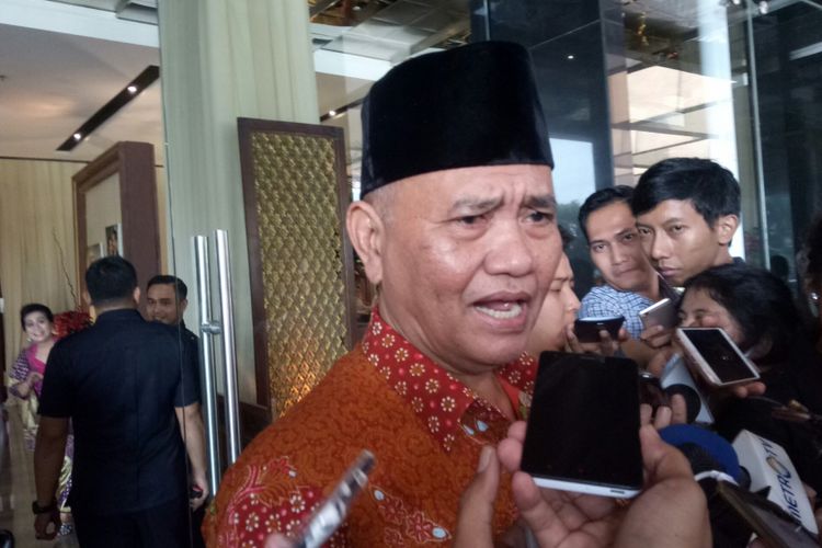 Ketua KPK Agus Rahardjo tengah diwawancarai seusai menghadiri akad nikah putra Kepala BIN Budi Gunawan dan Kepala BNN Budi Waseso di Hotel Bidakara, Jakarta, Sabtu (2/9/2017)