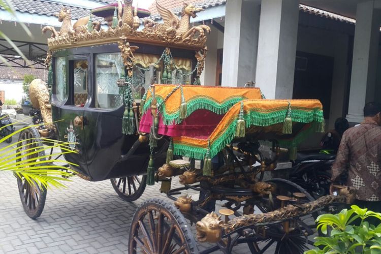 Kereta kencana milik pemerintah Kota Solo dihias sebelum digunakan untuk mengantar putri Presiden Jokowi, Kahiyang Ayu, ke pelaminan dalam prosesi pernikahan yang akan digelar pada 8 November 2017.
