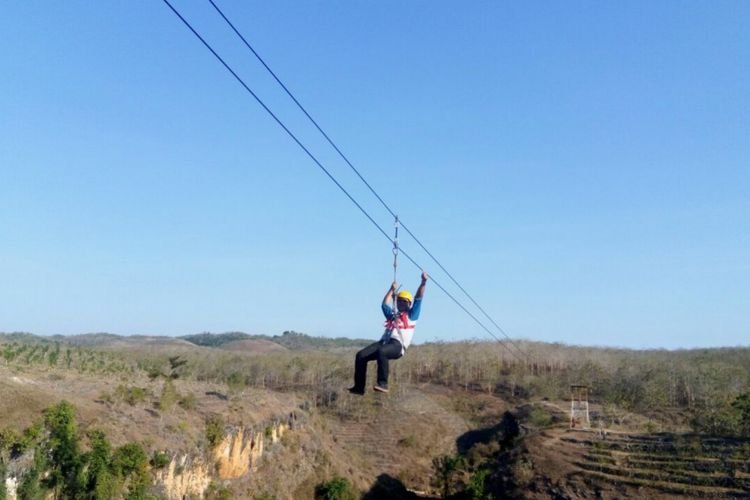 Pengunjung Menaiki Flying Fox di Lembah Ngingrong, Mulo, Wonosari, Gunungkidul