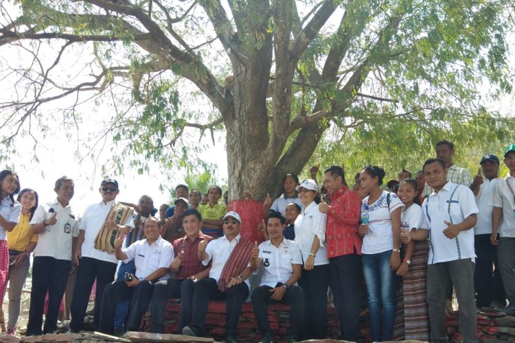 Pariwisata Arief Yahya berpose bersama Kampung Wehas, Desa Tulakadi, Kecamatan Tasifeto, Kabupaten Belu, Nusa Tenggara Timur