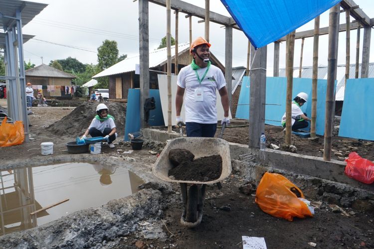 Karyawan Starbucks Indonesia tengah membangun sanitasi