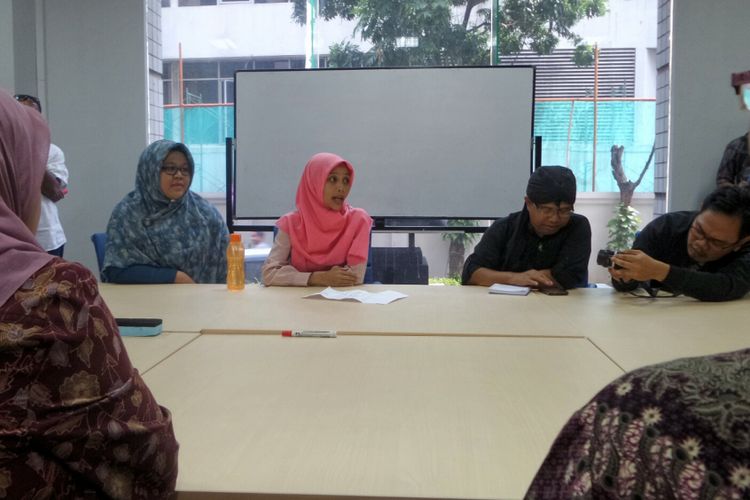 Belasan warga Jemaah Ahmadiyah Indonesia dari Desa Manislor, Kabupaten Kuningan, Jawa Barat kembali mendatangi kantor Ombudsman RI, Senin (24/7/2017). Dengan didampingi perwakilan dari Setara Institut dan Yayasan satu Keadilan, mereka mengadukan dugaan praktik maladministrasi yang dilakukan oleh Dinas Kependudukan dan Catatan Sipil (Dukcapil) Kabupaten Kuningan. Pasalnya, Dinas Dukcapil enggan menerbitkan KTP elektronik (e-KTP) bagi 1600 jemaah Ahmadiyah warga Desa Manislor.