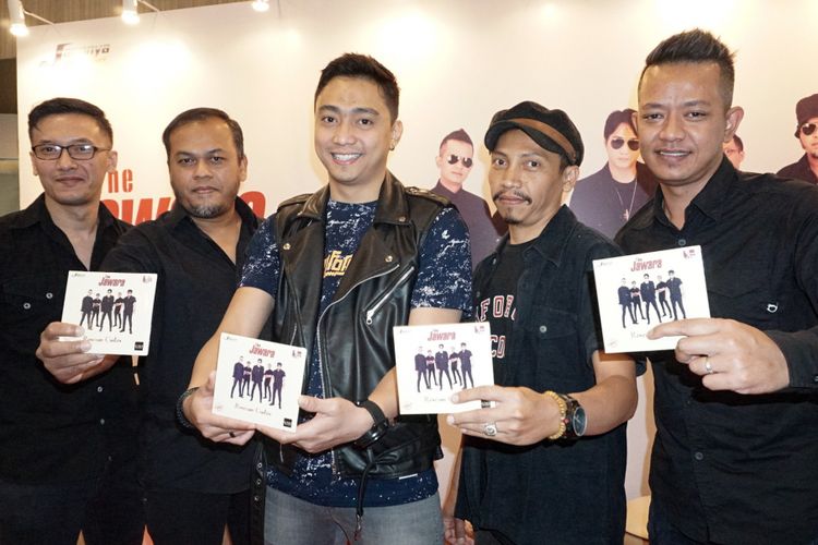 Para personel grup band The Jawara saat menggelar jumpa pers peluncuran album Racun Cinta di sebuah restoran cepat saji di kawasan Kemang, Jakarta Selatan, Rabu (8/8/2018).