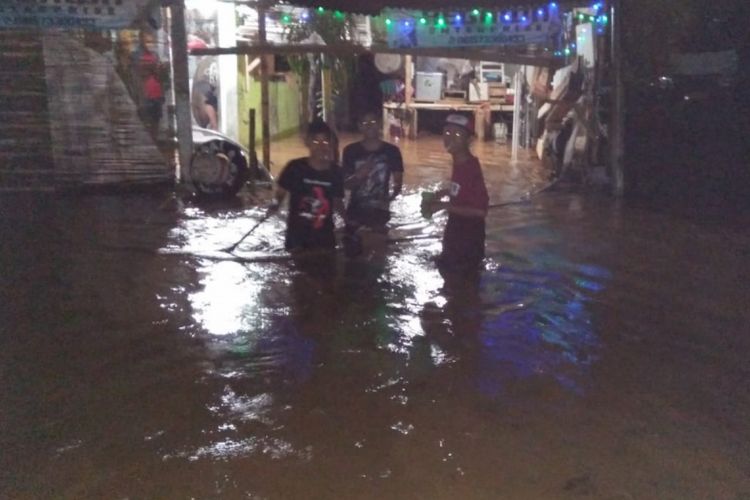 Ratusan rumah di Desa Cikeruh, Jatinangor, Sumedang, Jawa Barat terendam banjir akibat luapan air Sungai Cikeruh, Minggu (13/1/2019) malam.