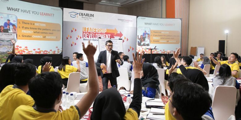 Motivator James Gwee tengah memberikan materi Motivating Others dan What Leaders Do dalam rangkaian pelatihan soft skills Leadership Development Beswan Djarum di Hotel Santika, Surabaya, Jumat (16/3/2018). 