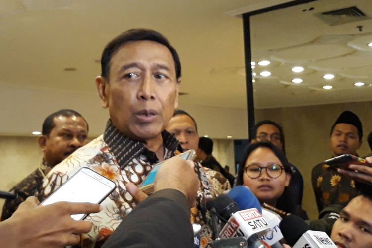Menko Polhukam Wiranto usai menghadiri Rapat Koordinasi Nasional (Rakornas) pengawasan Pemilu 2019 