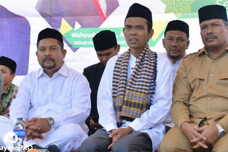 Ustaz Abdul Somad (tengah) sesaat sebelum memberikan kuliah umum di depan ribuan mahasiswa dan masyarakat di Universitas Malikussaleh, Aceh Utara, Senin (13/3/2018)