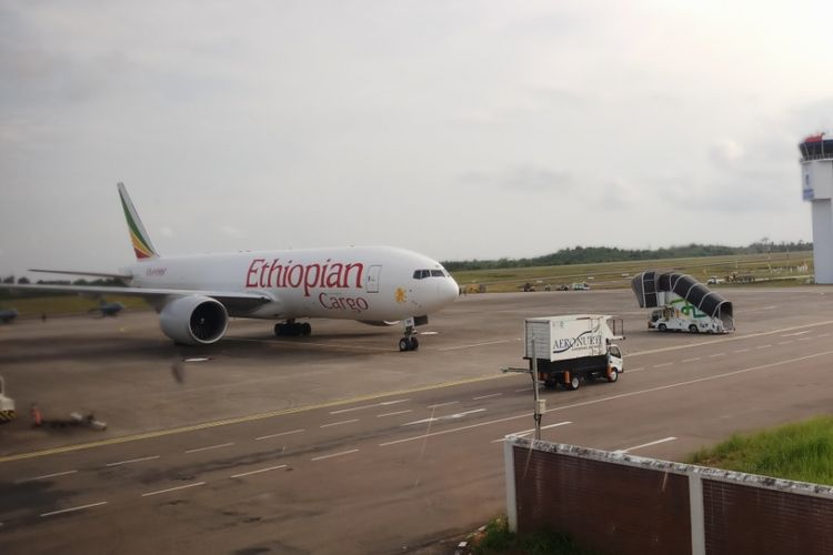 Pesawat Ethiopian Airline callsign ETH3728 yang melakukan penerbangan dari Addis Ababa menuju Hongkong, dipaksa mendarat di Bandara Hang Nadim, Batam, Kepulauan Riau sekitar pukul 09.33 WIB, Senin (14/1/2019) dikarenakan masuk wilayah Indonesia namun tidak memiliki izin.(KOMPAS.com/ HADI MAULANA)