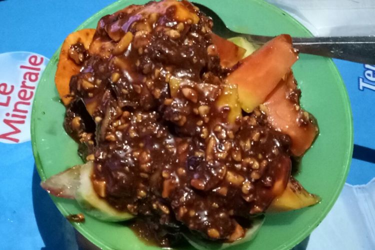 Rujak khas di Pantai Natsepa yang menggunakan gula aren dan kacang dari tanah Natsepa, sensasinya berbeda dari yang lain.