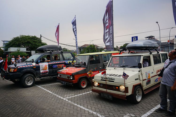Tim Independent Day Journey Toyota Kijang dan Avanza setelah kembali dari perjalanan tiga negara