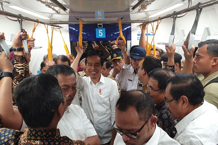 Presiden Joko Widodo menjajal Moda Rata Terpadu (MRT), Selasa (19/3/2019). Jokowi menjajal rute dari stasiun Bundaran Hotel Indonesia menuju stasiun Lebak Bulus. 