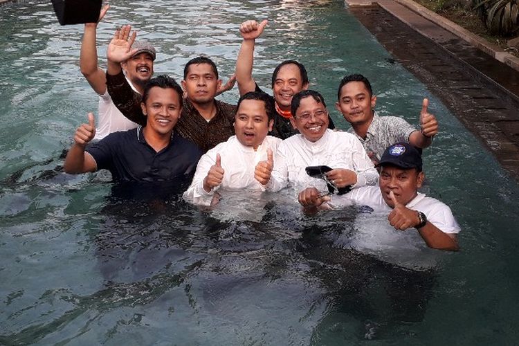 Calon Wali Kota Tangerang Arief Wismansyah dan Calon Wakil Wali Kota Tangerang Sachrudin merayakan perolehan kemenagan suara sementara di kolam renang pos pemenangan, Sukajadi, Karawaci, Tangerang pada Rabu (27/6/2018) 