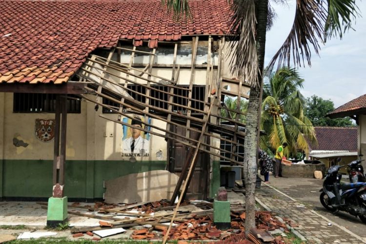 Atap ruangan kelas di SDN 01 Cicau, Kecamatan Cikarang Pusat, Kabupaten Bekasi roboh pada Sabtu (2/2/2019) lalu. 