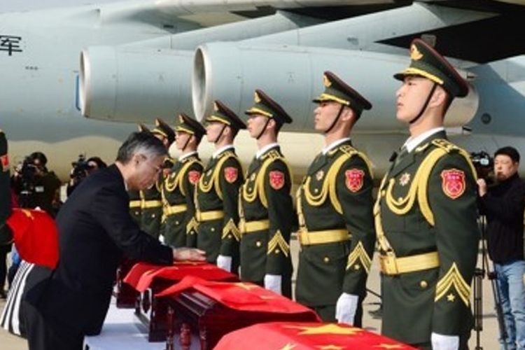 Foto dokumen yang menunjukkan seremoni penyerahan sisa tentara China korban Perang Korea dari pemerintah Korea Selatan kepada China pada 22 Maret 2017.