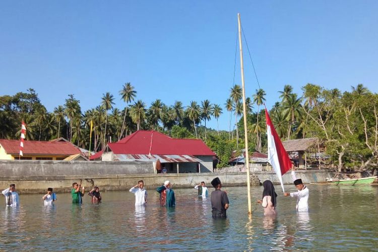 Foto: suasana upacara Hut RI ke 73 Tahun diatas laut Tegalrejo Poso