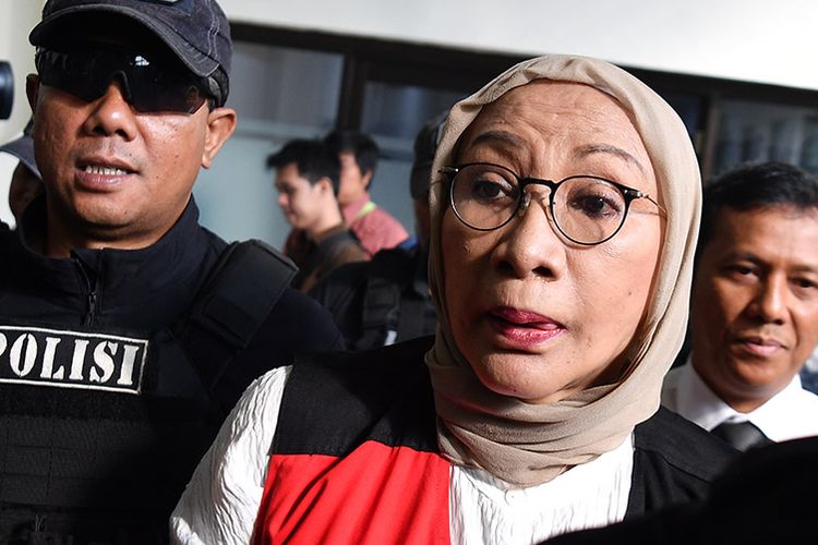 Terdakwa kasus dugaan penyebaran berita bohong atau hoaks penganiayaan Ratna Sarumpaet (tengah) tiba untuk menjalani sidang putusan di Pengadilan Negeri Jakarta Selatan, Jakarta, Kamis (11/7/2019). Ratna sebelumnya dituntut jaksa penuntut umum dengan pidana enam tahun penjara.