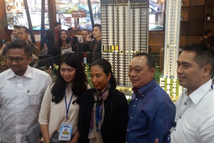 Menteri BUMN Rini Soemarno (tengah) saat mengunjungi Indonesia Properti Expo (IPEX) 2019 di Jakarta, Sabtu (2/2/2019).