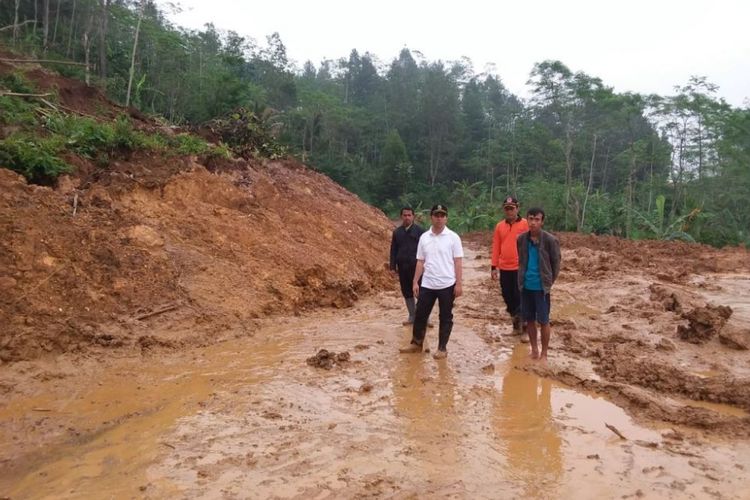 Bupati Trenggalek Emil Dardak di lokasi longsor yang menimbun jalur utama penghubung Kecamatan Kampak menuju Kecamatan Munjungan, Trenggalek, Jawa Timur, Sabtu (3/2/2018), guna memastikan percepatan pembersihan material longsor.