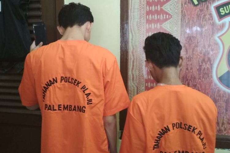 TR (15) dan MR (17) dua pelaku jambret yang tertangkap massa ketika diamankan di Polsek Plaju, Palembang, Sumatera Selatan, Rabu (13/3/2019).