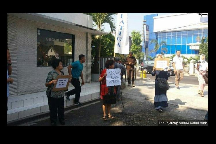 Puluhan nasabah Bank Salatiga melakukan aksi demontrasi di depan Bank Salatiga Jalan Diponegoro No 10 Kecamatan Sidorejo, Kota Salatiga, Kamis (27/6/2019). 
