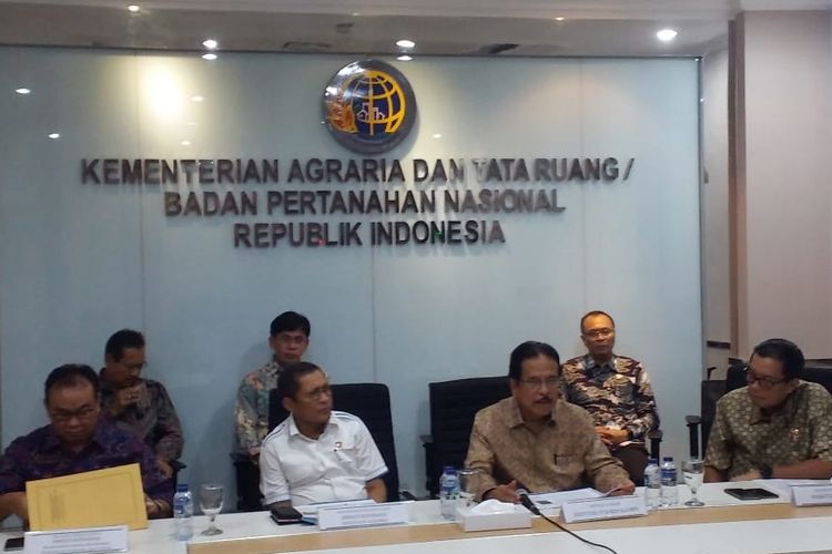 Menteri Agraria dan Tata Ruang/Badan Pertanahan Nasional (ATR/BPN) Sofyan Djalil bersama jajarannya saat jumpa pers di kantor Kementerian ATR/BPN, Jakarta, Jumat (3/5/2019).
