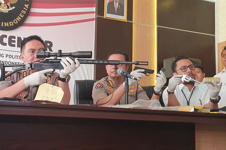 Kepala Divisi Humas Polri Irjen Muhammad Iqbal menunjukan barang bukti senjata saat jumpa pers terkait kerusuhan 22 Mei, di Kantor Kemenko Polhukam, Jakarta, Senin (27/5/2019).