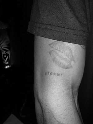 Tato bertuliskan Stormi yang dibuat di lengan Travis Scott.