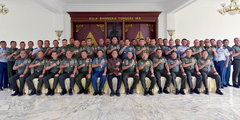 Menteri Pertahanan (Menhan) Ryamizard Ryacudu berfoto bersama para Pimpinan di Jajaran TNI Angkatan Darat, di Kantor Kementerian Pertahanan (Kemhan), Jakarta, Selasa (30/4/2019).