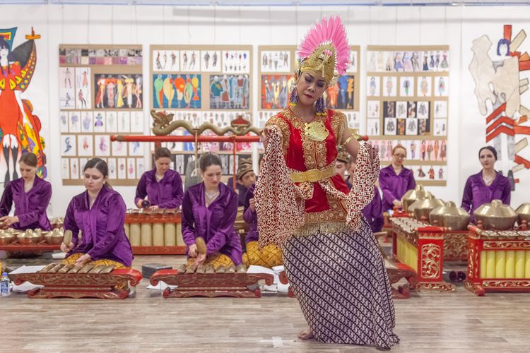 Gamelan mengiringi peragaan busana dalam pameran seni di Moskow, Minggu (17/3/2019). 