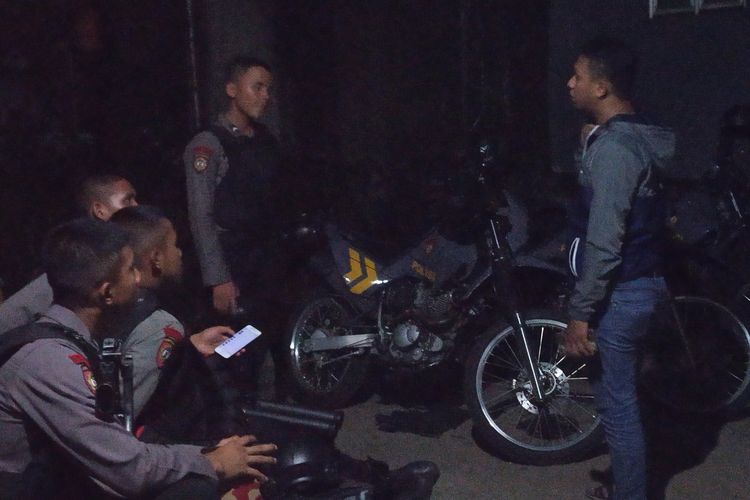 Petugas kepolisian tengah berjaga-jaga di lokasi penangkapan tersangka teroris berinisial AR (51) di Kelurahan Nanggewer Cibinong Bogor Jawa Barat, Jumat (17/5/2019)