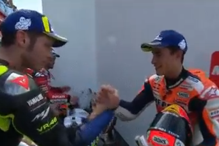 Valentino Rossi dan Marc Marquez Saat Berjabat Tangan Sebelum Penyerahan Trofi MotoGP Argentina 2019