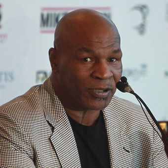 Mantan juara dunia tinju kelas berat, Mike Tyson, menghadiri sesi konferensi pers di Dubai, Uni Emirat Arab, 4 Mei 2017.