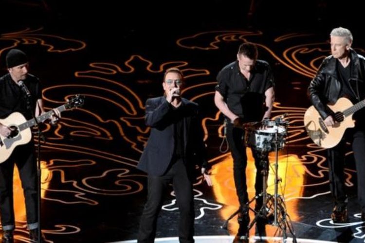 U2 tampil memukau pada pergelaran pengumuman para perain Piala Oscar 2014 di The Dolby Theatre, Hollywood, California, Minggu (2/3/2014).