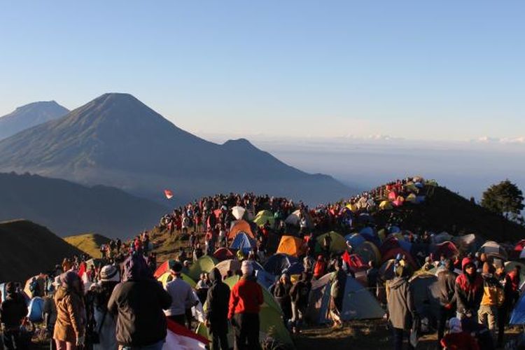 Ribuan pendaki berada di puncak Gunung Prau, Kabupaten Wonosobo, Jawa Tengah