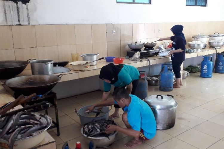 Kegiatan dapur di Panti Sosial Bina Insan Bangun Daya 1, Kedoya, Jakarta Barat pada Rabu (7/3/2018).