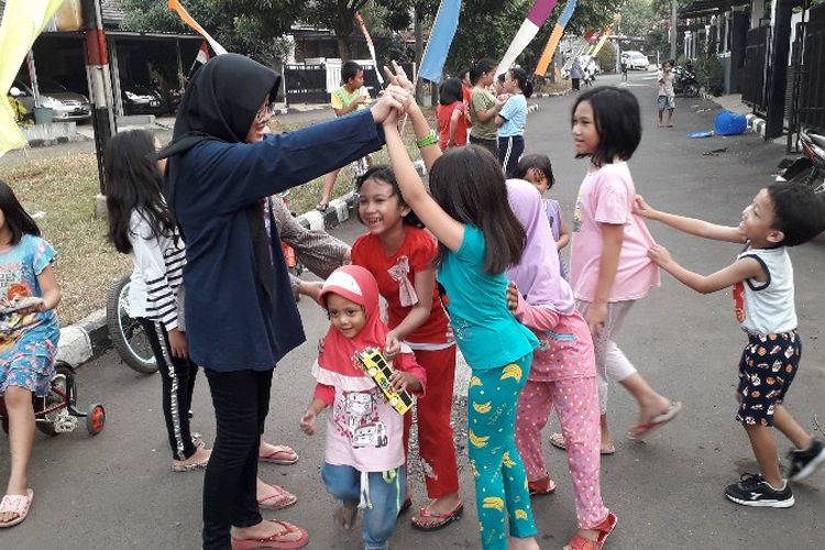 Permainan tradisional ular naga menjadi salah satu kegiatan dalam gerakan No Gadget Campaign di perumahan Griya Rajawali Bintaro 1, Ciputat, Tangerang Selatan.