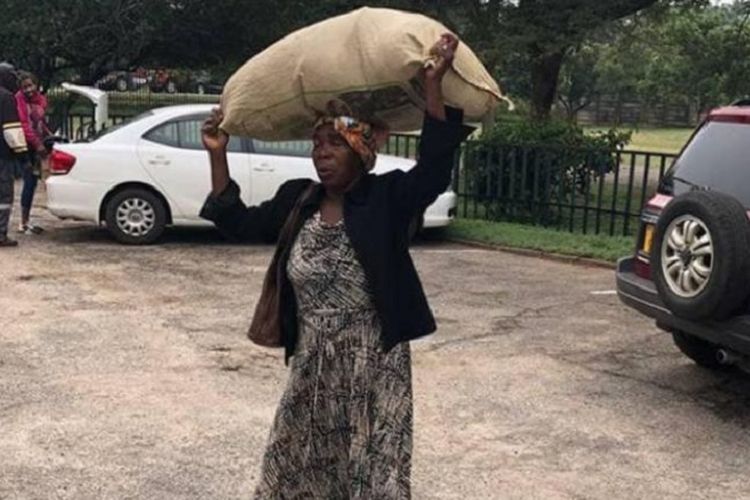 Foto Plexades Dilon (71) dengan karung penuh barang bantuan di kepalanya yang menyentuh hati orang terkaya di Zimbabwe.