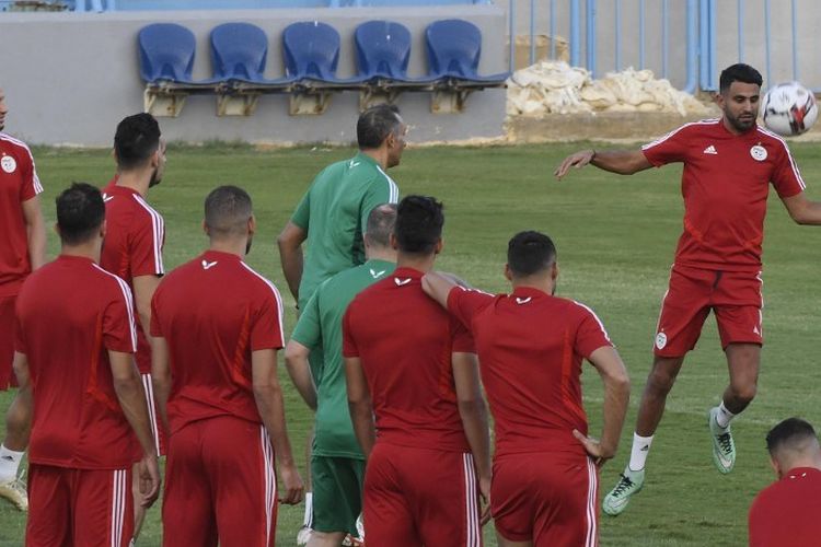Sehari menjelang final Piala Afrika 2019 melawan Senegal, Riyad Mahrez memimpin rekan-rekannya di Timnas Aljazair berlatih di Kairo, 18 Juli 2019. 