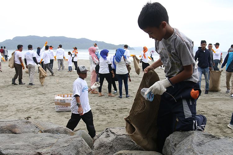 Untuk menjaga pantai dan laut bersih dari sampah, sejumlah komunitas di Banda Aceh yang tergabung dalam Gerakan Pandu Laut Nusantara melakukan aksi  membersihan sampah di sepanjang Pantai Ulelee, Kecamatan Meuraxa Banda Aceh. Minggu (19/08/18).