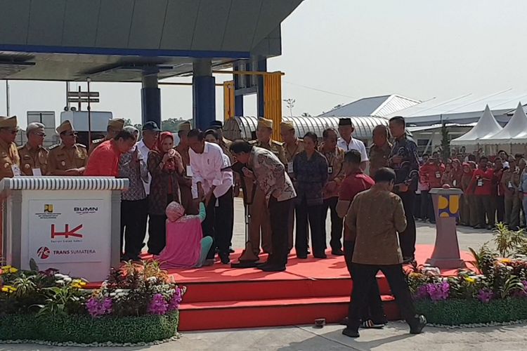 Seorang ibu menerobos pengamanan Paspampres dan naik ke panggung peresmian Jalan Tol ruas Bakauheni-Terbanggi Besar. Ia langsung dusuk di hadapan Presiden Joko Widodo dan curhat soal masalah pembebasan lahan miliknya. Hal itu terjadi saat Jokowi meresmikan jalan tol Trans Sumatera ruas Bakauheni-Terbanggi Besar, di Gerbang Tol Natar, Lampung Selatan, Jumat (8/3/2019). 