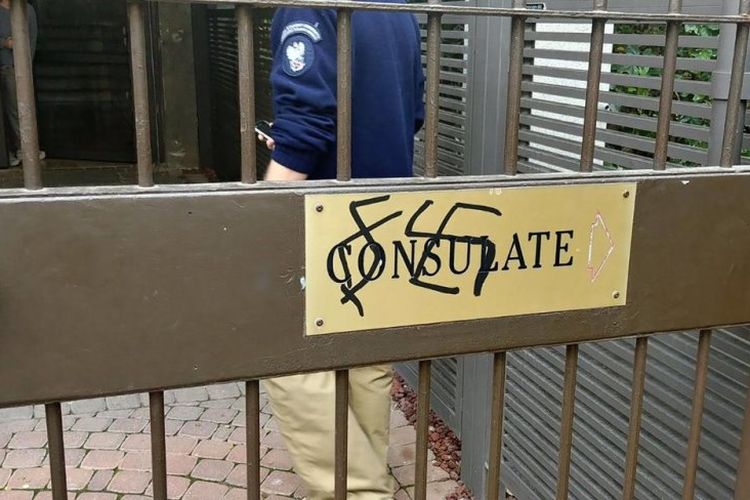 Coretan simbol swastika ditemukan di pintu masuk Kedutaan Polandia di Tel Aviv, Israel. (Polisi Israel via European Pressphoto Agency via The New York Times)