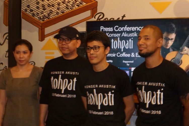 Tohpati menggelar jumpa pers tentang konser tunggal berkonsep akusti di Terroir Coffe & Eat, Kebayoran Baru, Jakarta Selatan, Kamis (8/2/2018). Konser akan digelar di Titan Center, Bintaro, Tangerang Selatan, pada 18 Februari 2018.