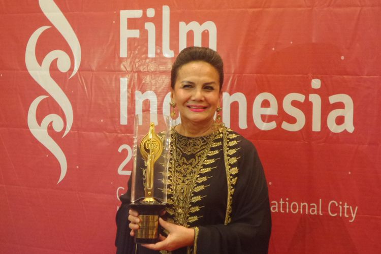 Christine Hakim mendapatkan penghargaan untuk kategori Pemeran Pendukung Pria Terbaik untuk film Kartink pada Festival Film Indonesia (FFI) 2017, di Grand Kawanua International City, Manado, Sulawesi Utara, Sabtu (11/11/2017) malam.