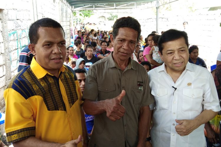 Ketua DPR RI Setya Novanto yang didampingi Ketua DPD Golkar NTT Melki Laka Lena dan Pemulung yang membuka dua sekolah Yoseph Blikololong, saat berpose bersama ratusan warga dan pemulung lainnya, Senin (13/11/2017)