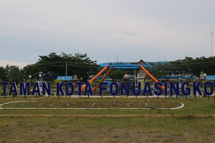 Taman Kota Fonuasingko sebagai salah satu landmark di kota Morowali, Sulawesi Tengah, Selasa (27/2/2018).