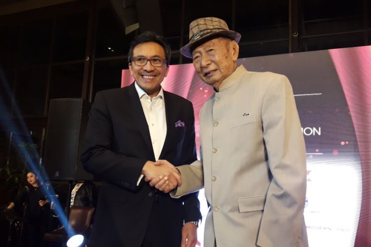 Ciputra usai menerima penghargaan Lifetime Achievement Awards 2018 dari CIMB Niaga berpose bersama Presiden Direktur CIMB Niaga Togar Siahaan, Senin (26/3/2018).