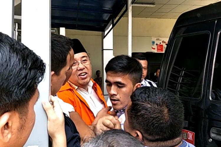 Calon Gubernur Sulawesi Tenggara Asrun ketika menyalami salah seorang warga Kendari, Sulawesi Tenggara bernama Antok di rumah tahanan klas 1 Jakarta Timur, cabang rutan Komisi Pemberantasan Korupsi (KPK), Jakarta, Jumat (30/3/2018).