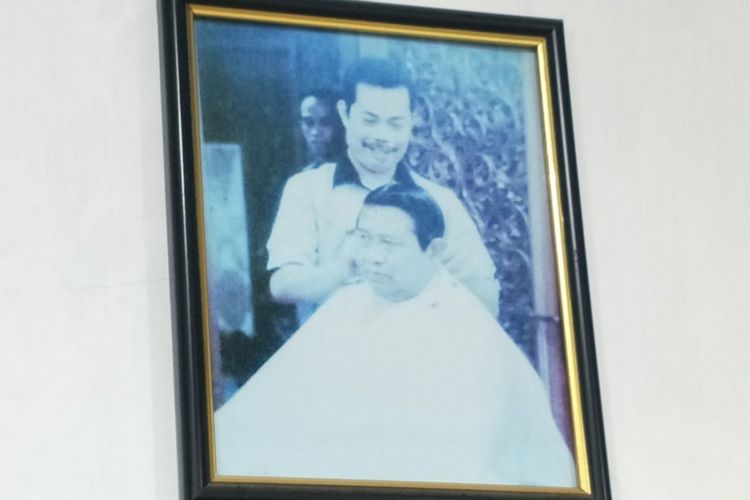 Foto Agus Wahidin (49) saat cukur rambut Presiden Republik Indonesia ke-6 Susilo Bambang Yudhoyono pada tahun 2004, Jumat (1/2/2019).