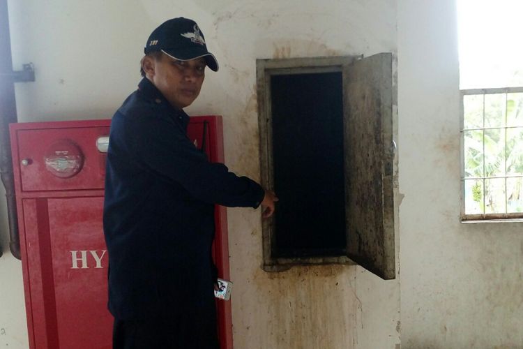 Ketua RT Blok B Rusun Pesakih, Jakarta Barat saat menunjukkan pintu cerobong sampah di lantai 3 gedung, Jumat (21/7/2017).
