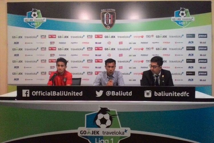 Pelatih Bali United Widodo C Putro (tengah) mengaku bersyukur seusai anak asuhnya petik kemenangan dari Persija.